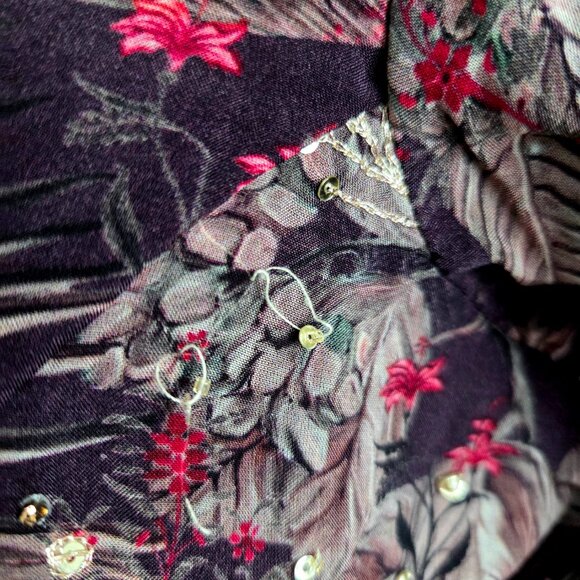 Embroidered silk East Indian kurta with floral design. - Picture 10 of 10